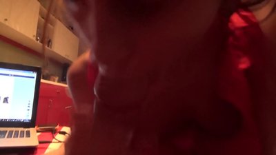 Una studentessa succhia il cazzo di suo fratello mentre nessuno è in casa